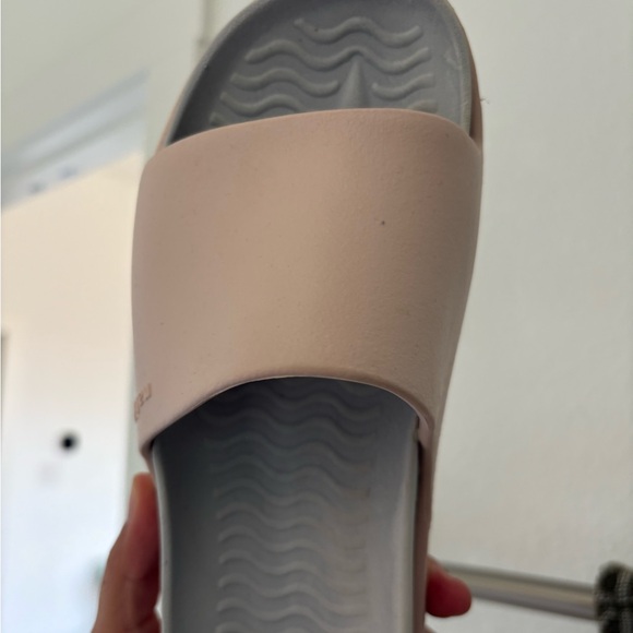 Women’s Native Slides - Picture 2 of 3